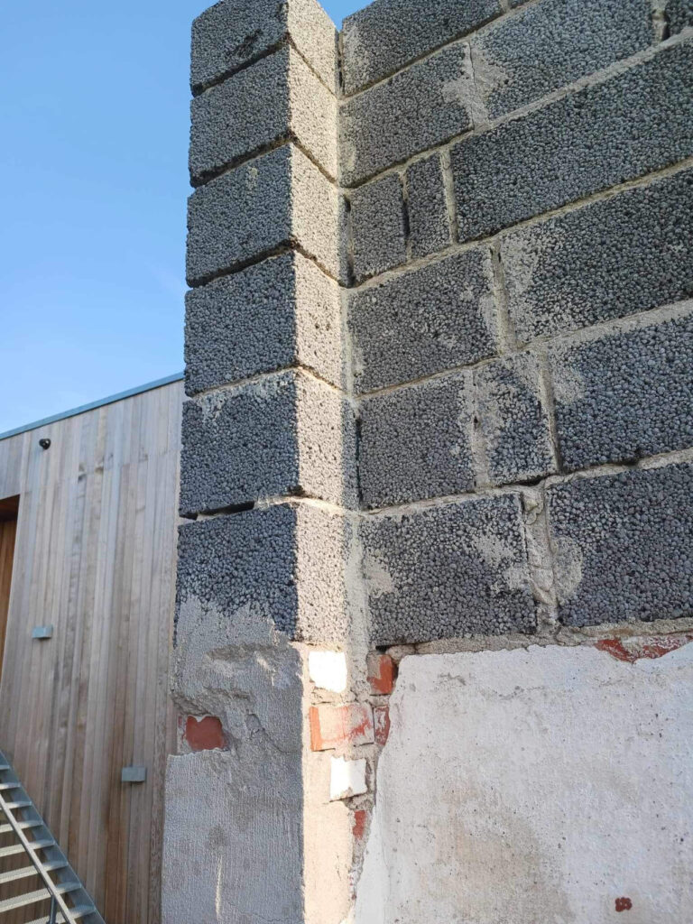Mur af letbetonblokke under opførelse