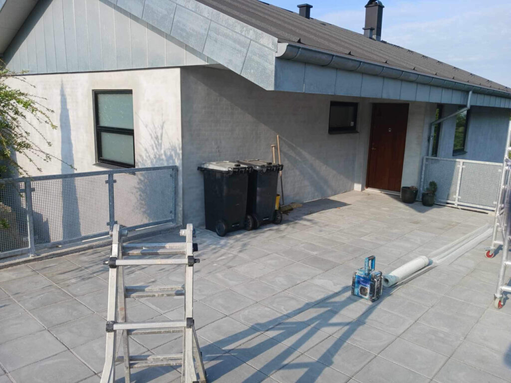 Nyrenoveret terrasse foran moderne hus